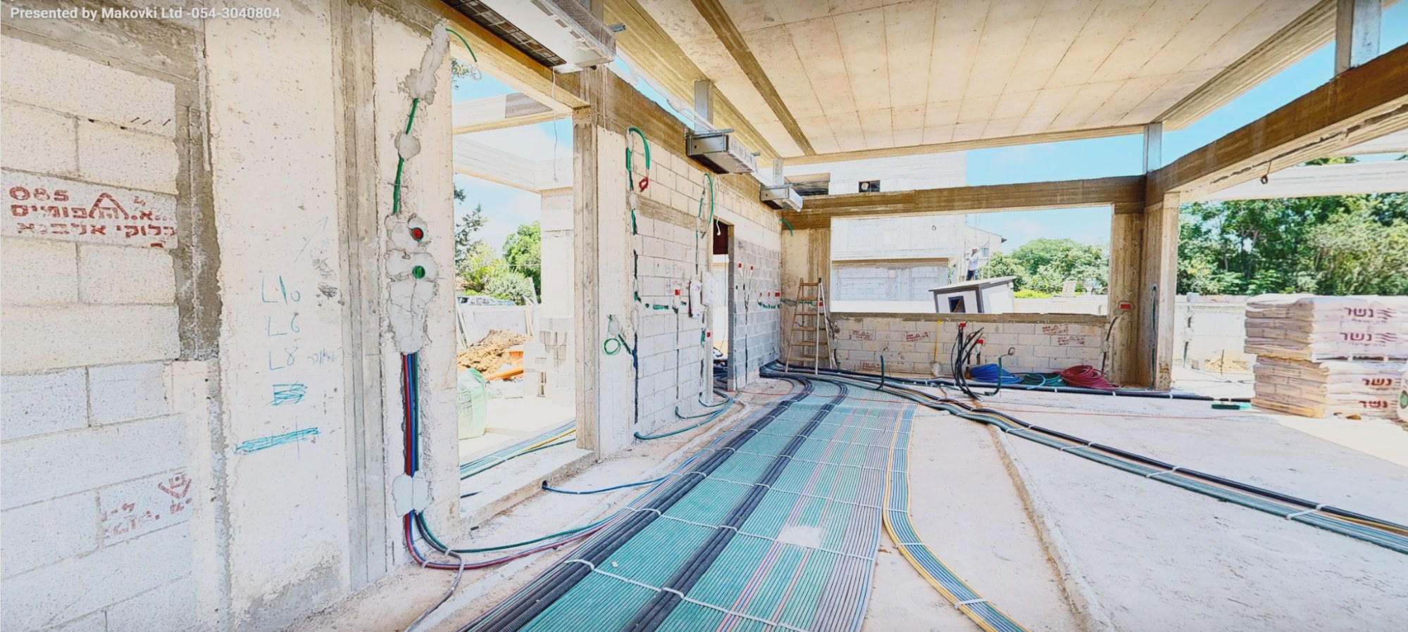 בית בשלב שלד עם תשתיות חשופות - צנרת ומהלכי חשמל מתועדים בסיור תלת-מימדי, מקובקי שירותי מדידה