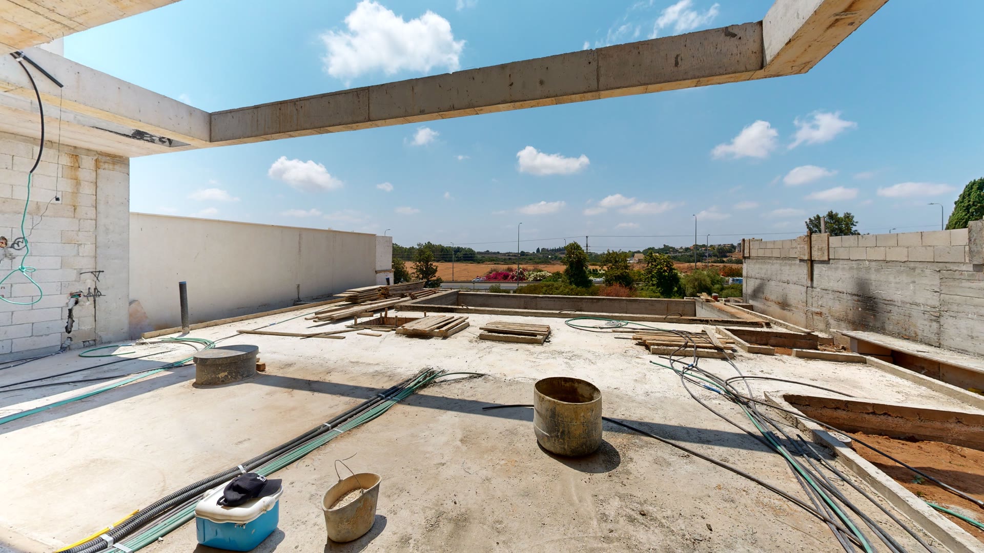 תיעוד תשתיות בשבתאי 27 אירוס - שרוולי חשמל, ברזל וצנרת על תקרת בטון לפני יציקה