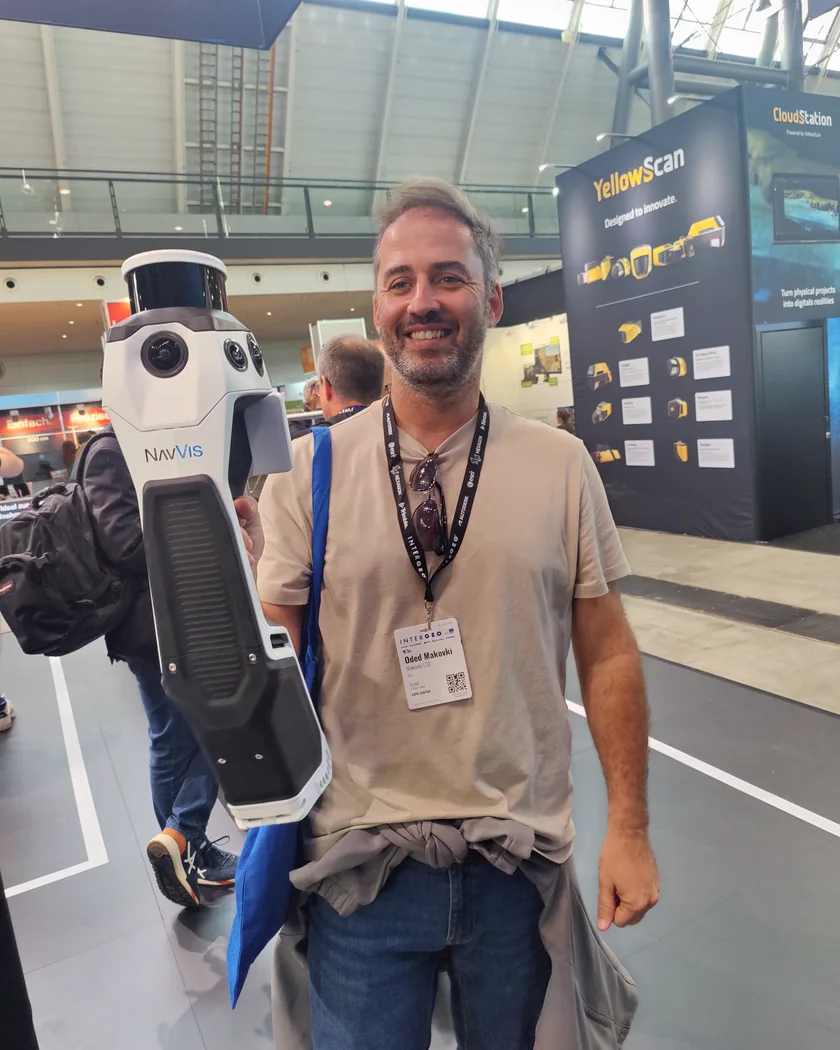 עודד מקובקי עם סורק הלייזר הנייד NavVis VLX בתערוכת INTERGEO